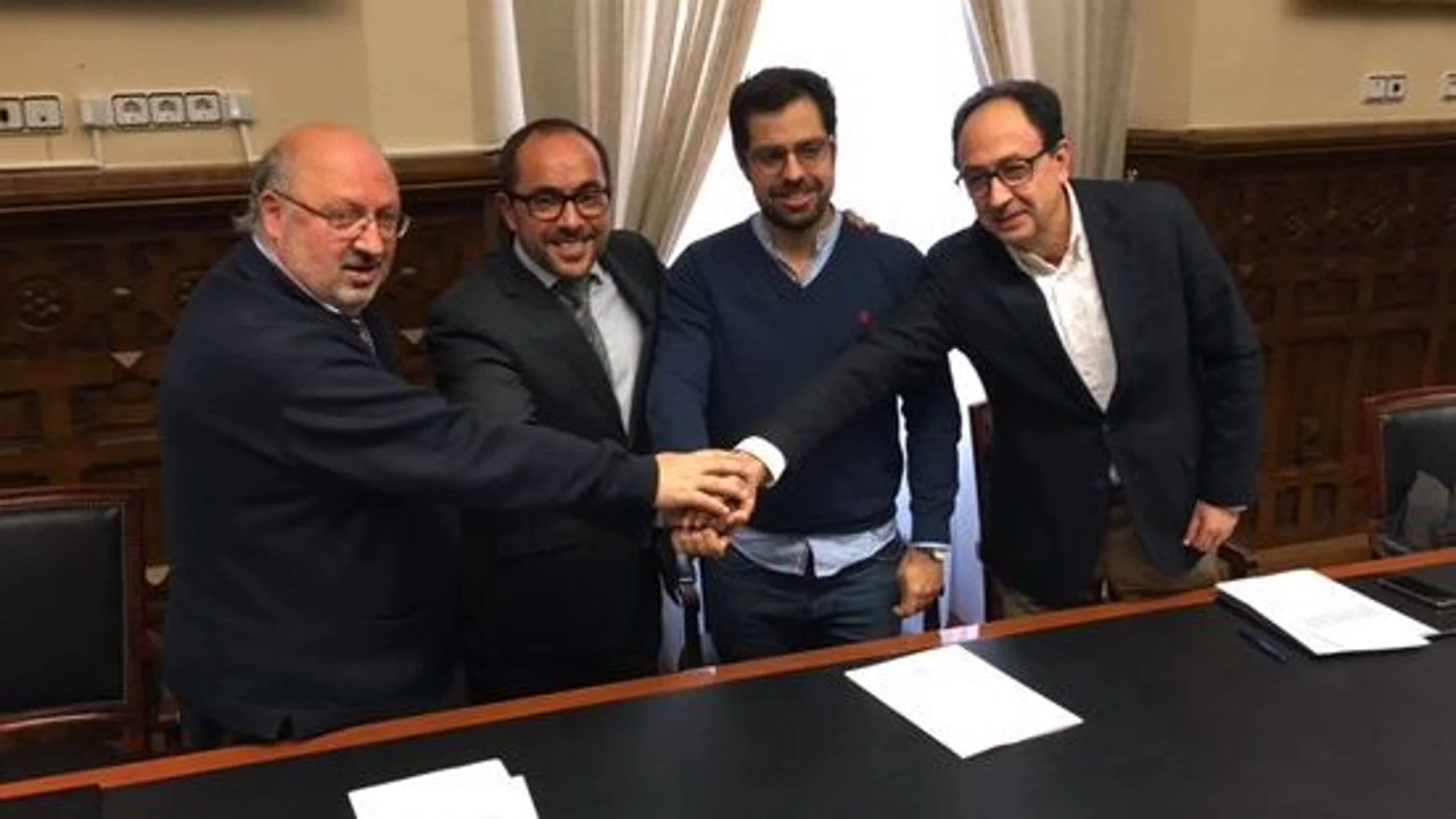 Amancio Martínez, Luis Rey, Eduardo Carazo y Manuel López, tras la firma del acuerdo
