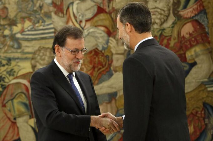 El Rey saluda al reelegido presidente del Gobierno, Mariano Rajoy.