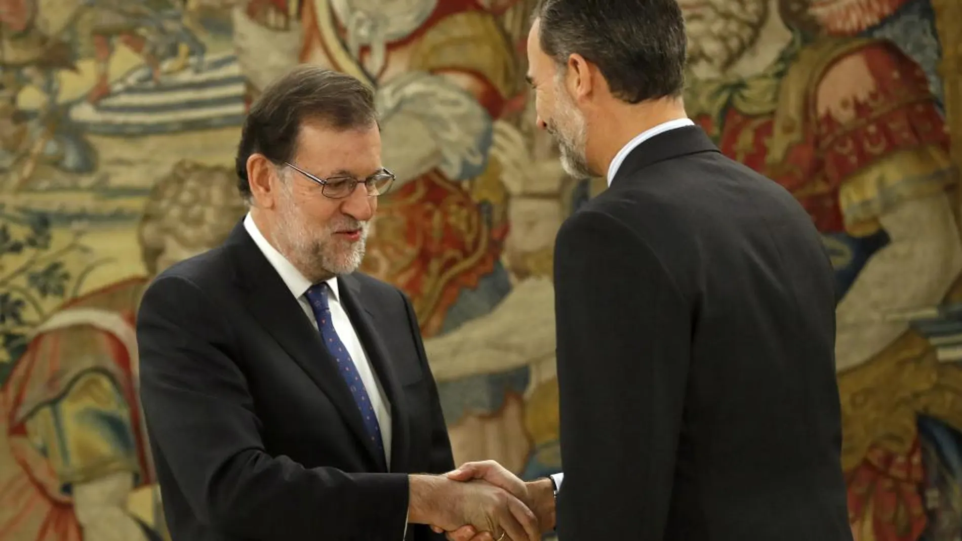 El Rey saluda al reelegido presidente del Gobierno, Mariano Rajoy.