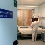 Una profesional sanitaria trabaja en la Unidad de Ictus del Hospital Clínico Universitario de Valladolid