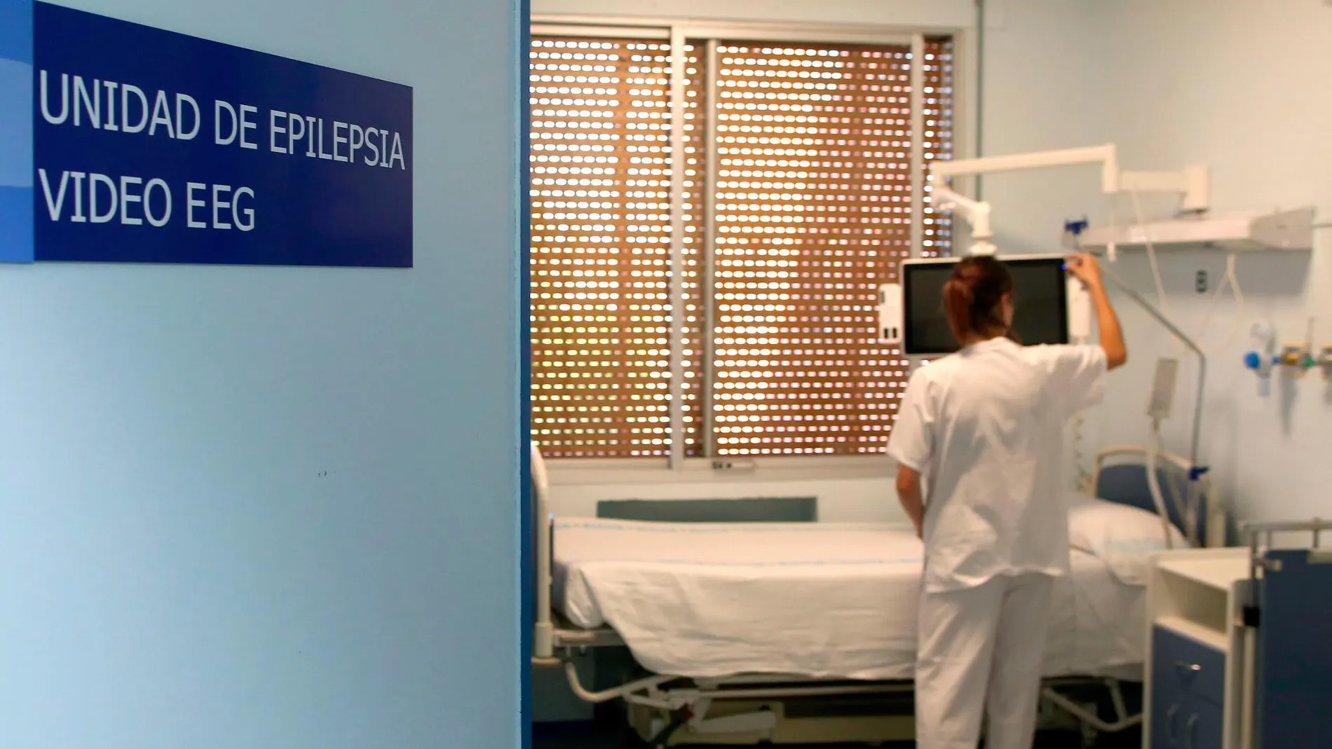 Una profesional sanitaria trabaja en la Unidad de Ictus del Hospital Clínico Universitario de Valladolid