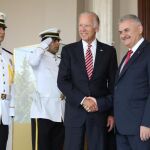 El primer ministro turco, Binali Yildirim, y Joe Biden in Ankara