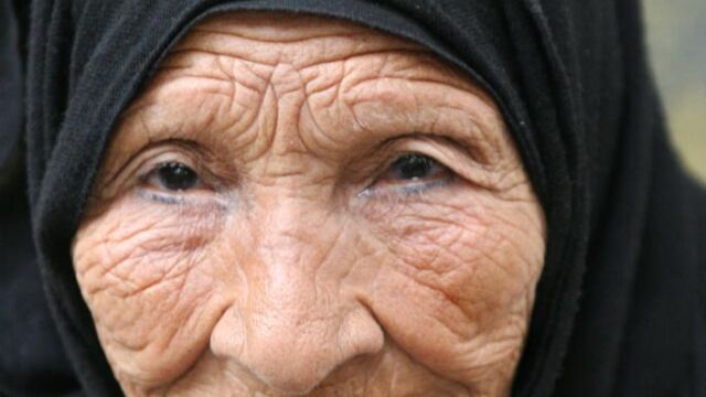 Una anciana con un cigarro, en una imagen de archivo