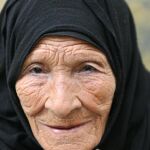 Una anciana con un cigarro, en una imagen de archivo