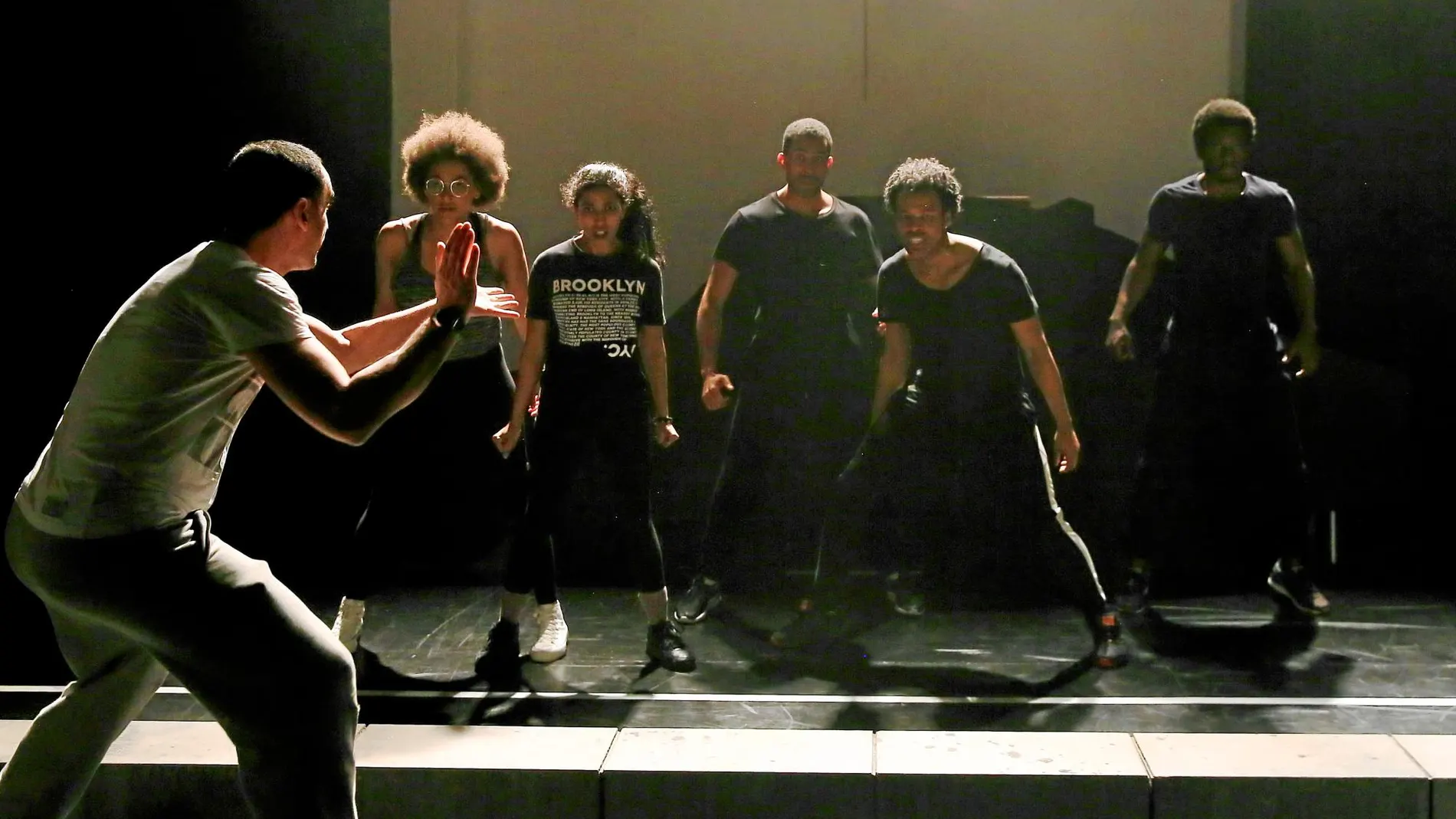 En pleno trabajo José Luis Arellano da instrucciones al elenco de «Gazoline», obra que se estrenará en el Teatro Conde Duque el próximo 25 de abril. Foto: CRISTINA BEJARANO