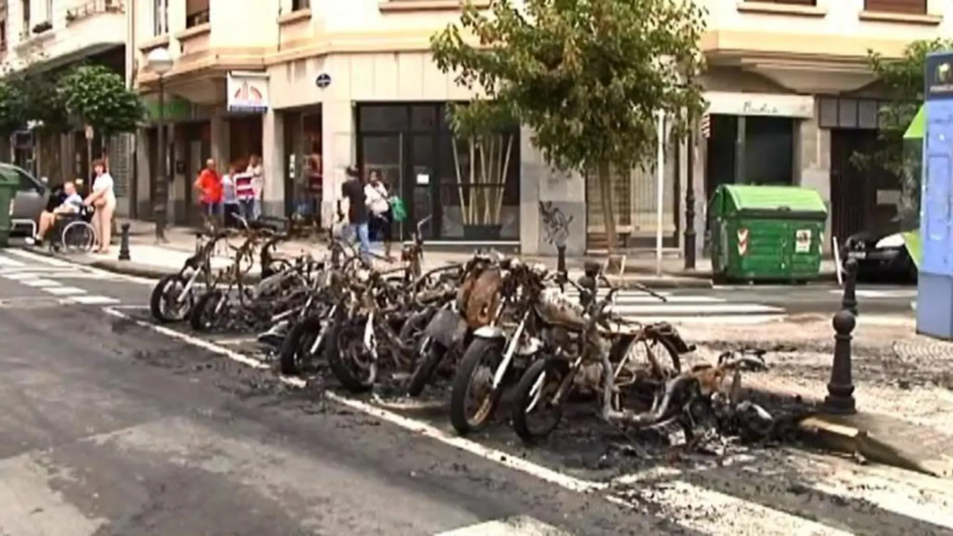 Un incendio deja calcinadas once motos en San Sebastián