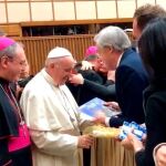 El alcalde de Ávila, José Luis Rivas, hace entrega al Papa Francisco de algunos obsequios como agradecimiento