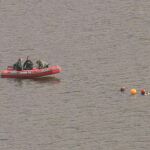Submarinistas de la Guardia Civil en la operación de búsqueda del piloto del helicóptero que se estrelló en el embalse de Iznájar, Córdoba
