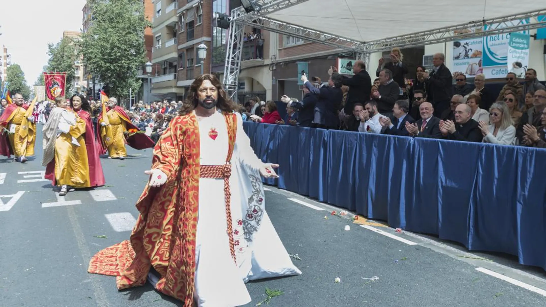 En la imagen, Cristo resucitado desfila por delante del palco de autoridades