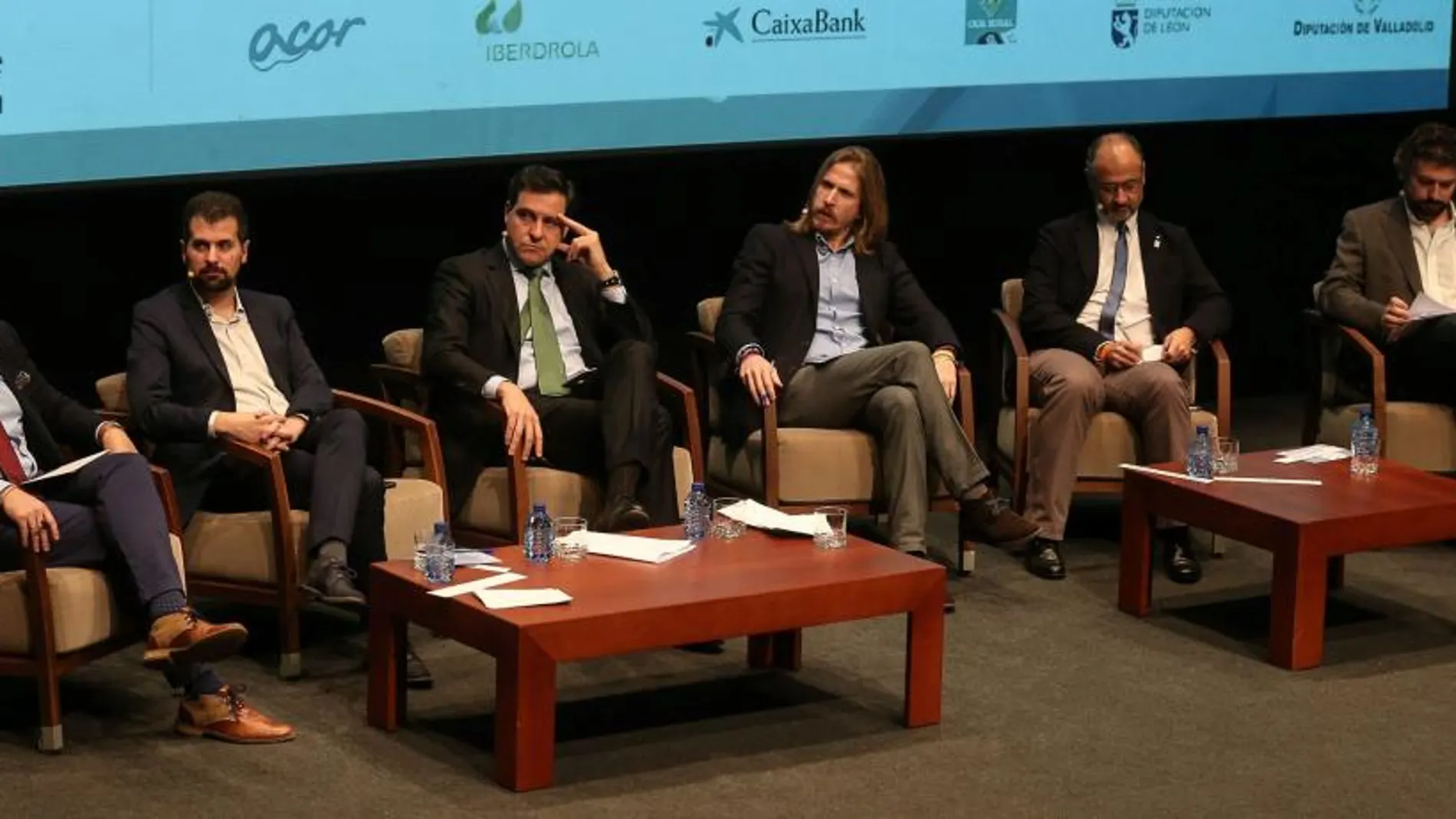 Mesa redonda de los portavoces parlamentarios moderada por el director del Diario de Castilla y León-El Mundo, Pablo Lago