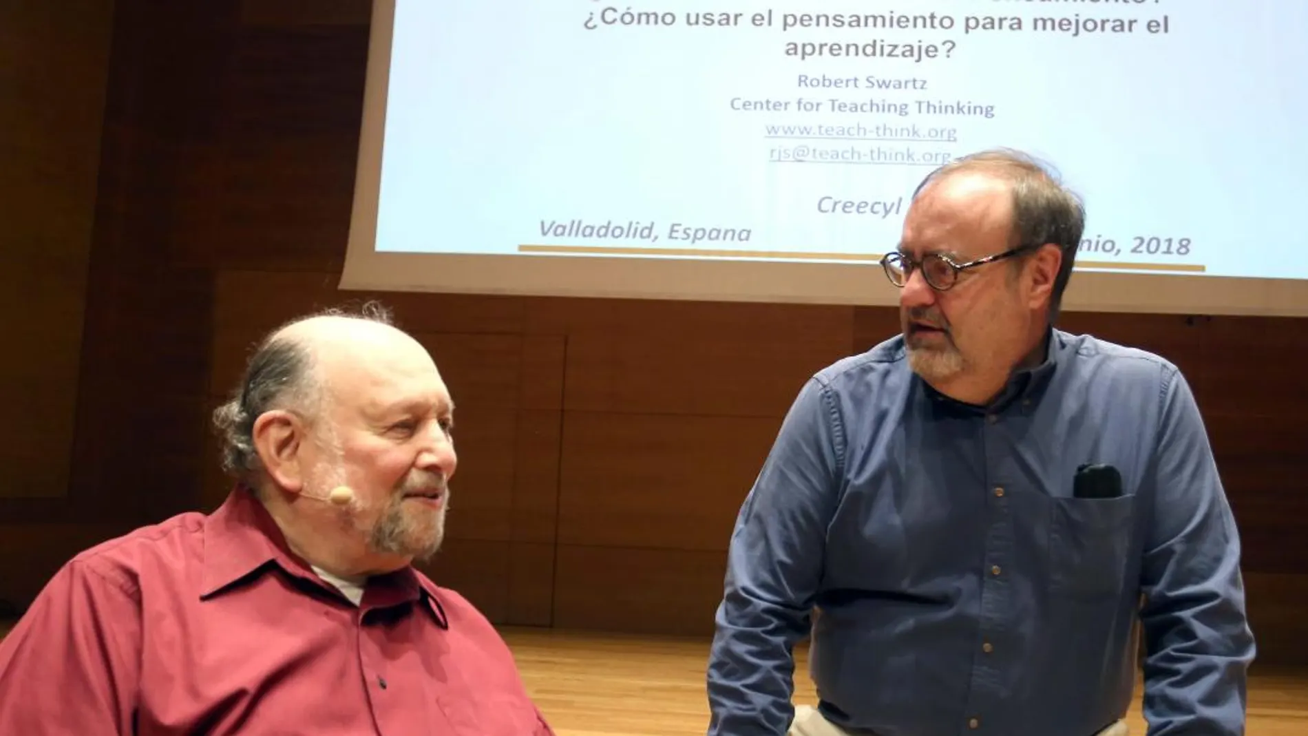 El consejero Fernando Rey conversa con el profesor Robert Swarzt