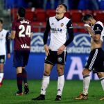 Los jugadores del Valencia lamentan el resultado obtenido ante el Eibar