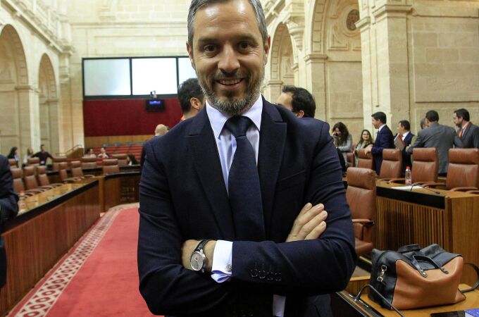 El consejero de Hacienda, Industria y Energía, Juan Bravo, en su estreno en el Parlamento / Foto: Manuel Olmedo