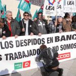 Protesta de un centenar de delegados del Banco CEISS ante las Cortes