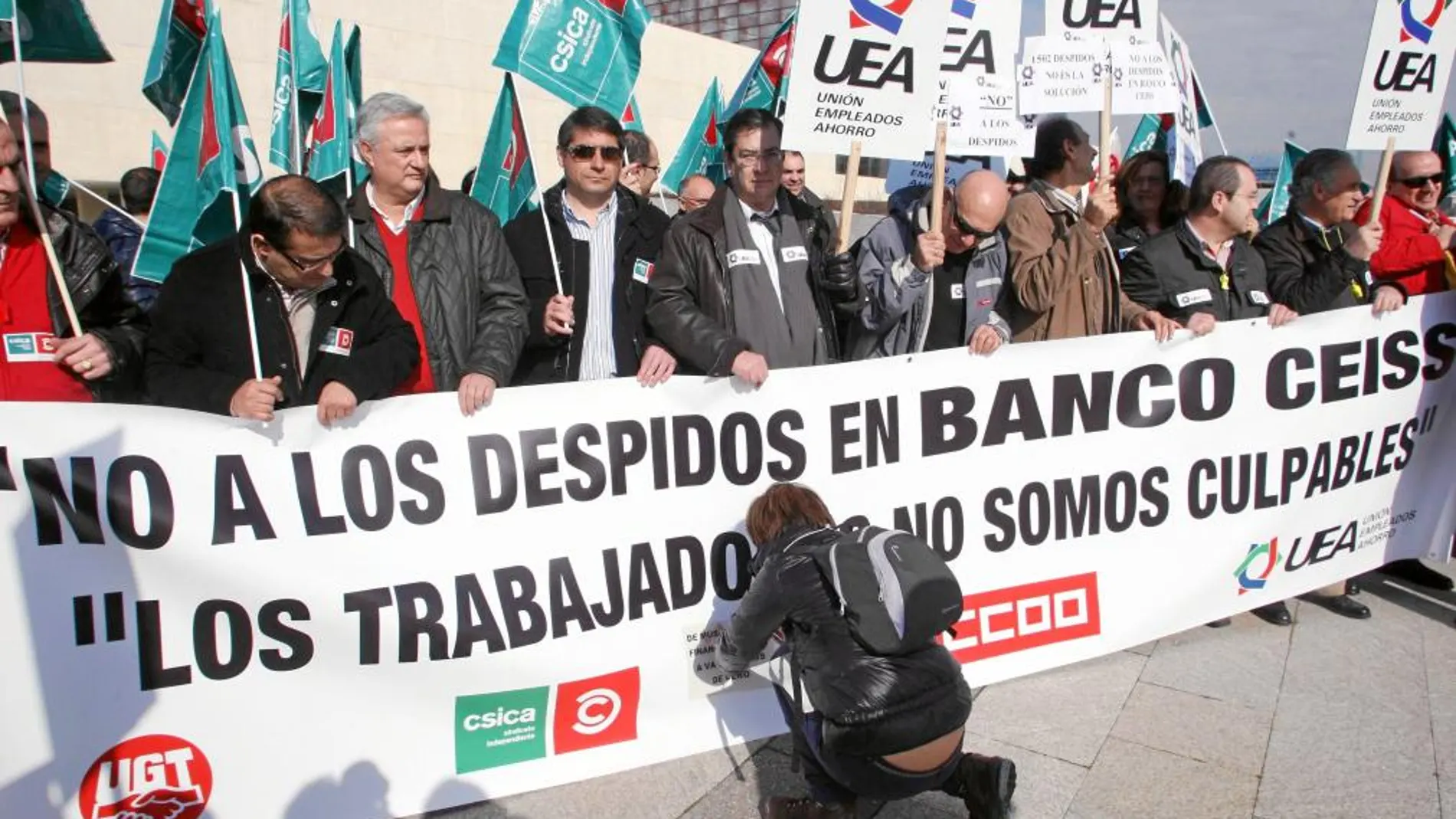 Protesta de un centenar de delegados del Banco CEISS ante las Cortes