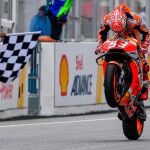 Marc marquez entra en meta haciendo un caballito