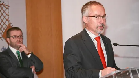 El director general de Industria, Ricardo González junto con el presidente de Apecyl, Javier Gracía Bernal, durante las jornadas del «VII Día Eólico»