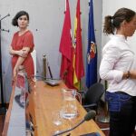 La líder del PSOE, Sara Hernández, consoló a la alcaldesa tras la votación ante la mirada de los ediles de Aranjuez Ahora que le han retirado el apoyo