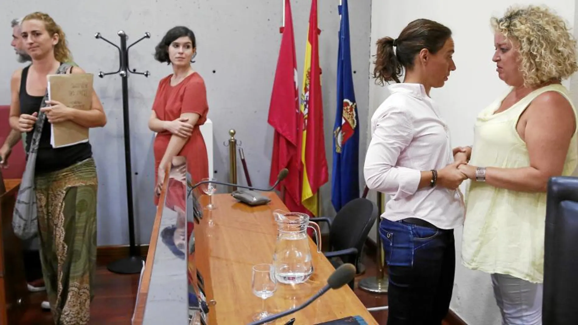 La líder del PSOE, Sara Hernández, consoló a la alcaldesa tras la votación ante la mirada de los ediles de Aranjuez Ahora que le han retirado el apoyo