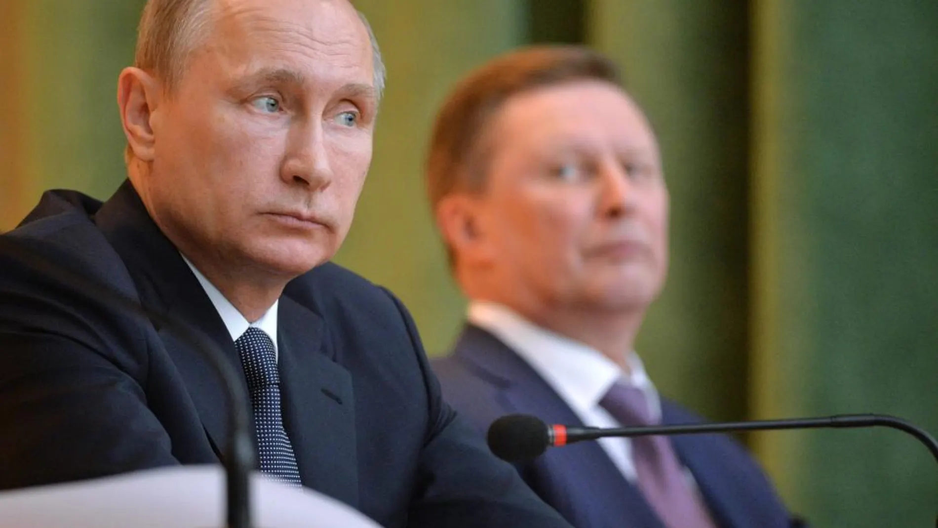 Fotografía de archivo tomada el 24 de marzo de 2015 que muestra al presidente ruo, Vladimir Putin (i), junto al jefe de la administración del Kremlin, Serguéi Ivanov (d).