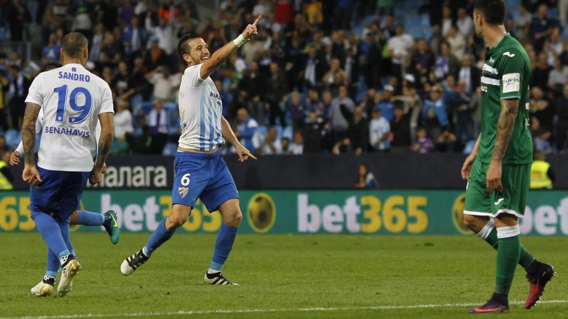 El centrocampista del Málaga Ignacio Camacho celebra junto a compañero, el delantero Sandro Ramírez , el cuarto gol del equipo que ha marcado ante el Leganés