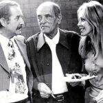 Carlos Fuentes y su mujer Silvia Lemus rodean a Luis Buñuel, en una fotografía a finales de los 60