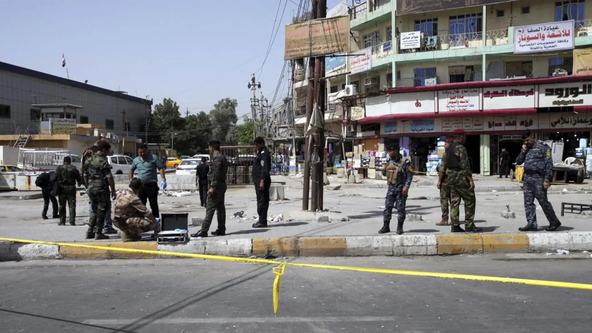 Varios policías inspeccionan el lugar donde un terrorista suicida mató a siete personas