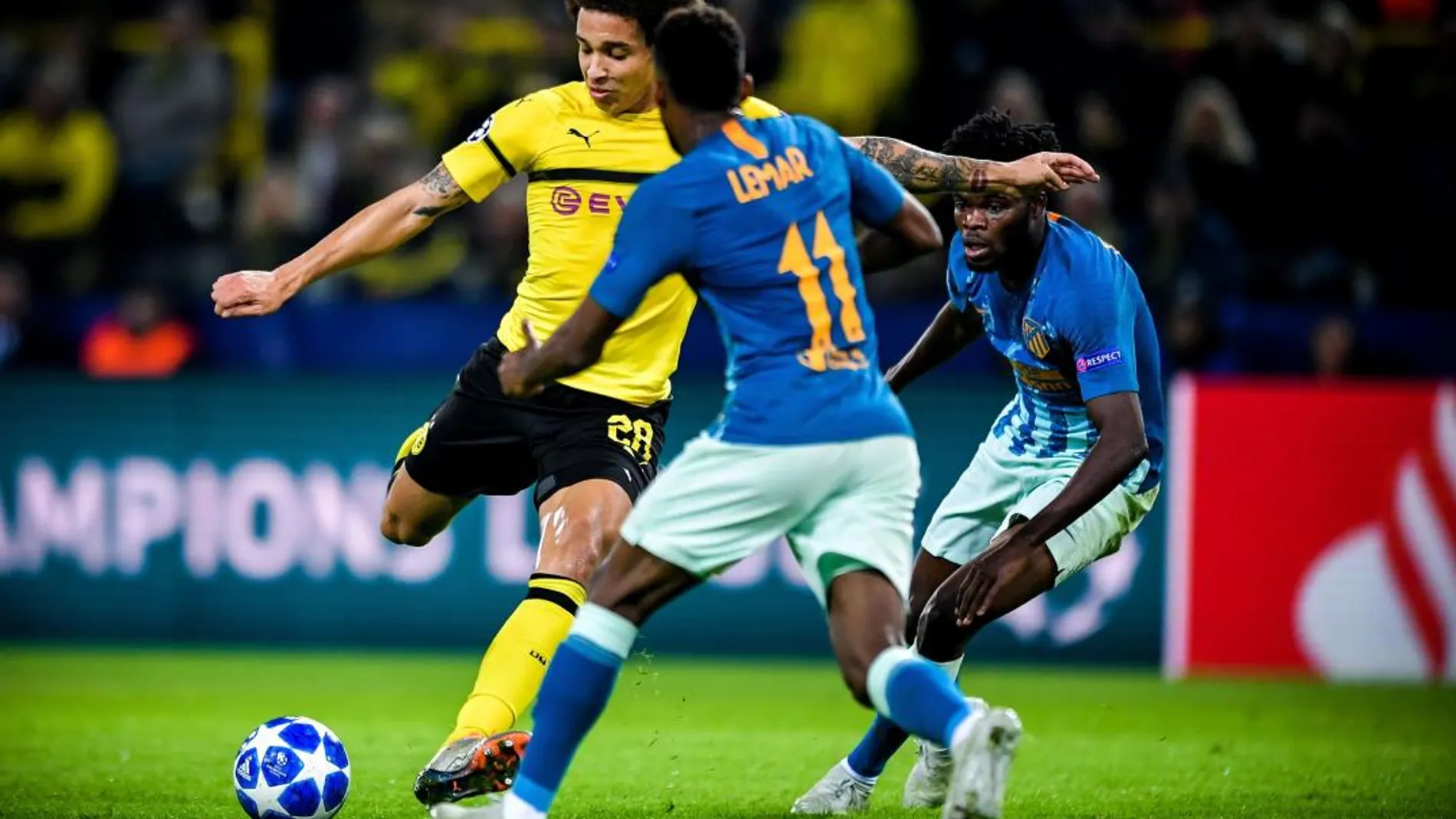 El jugador Axel Witsel (i) de Borussia Dortmund anota un gol durante un partido entre Borussia Dortmund y Atlético de Madrid