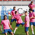 Lucas, que mira a Filipe Luis, es un habitual en las alineaciones de Simeone