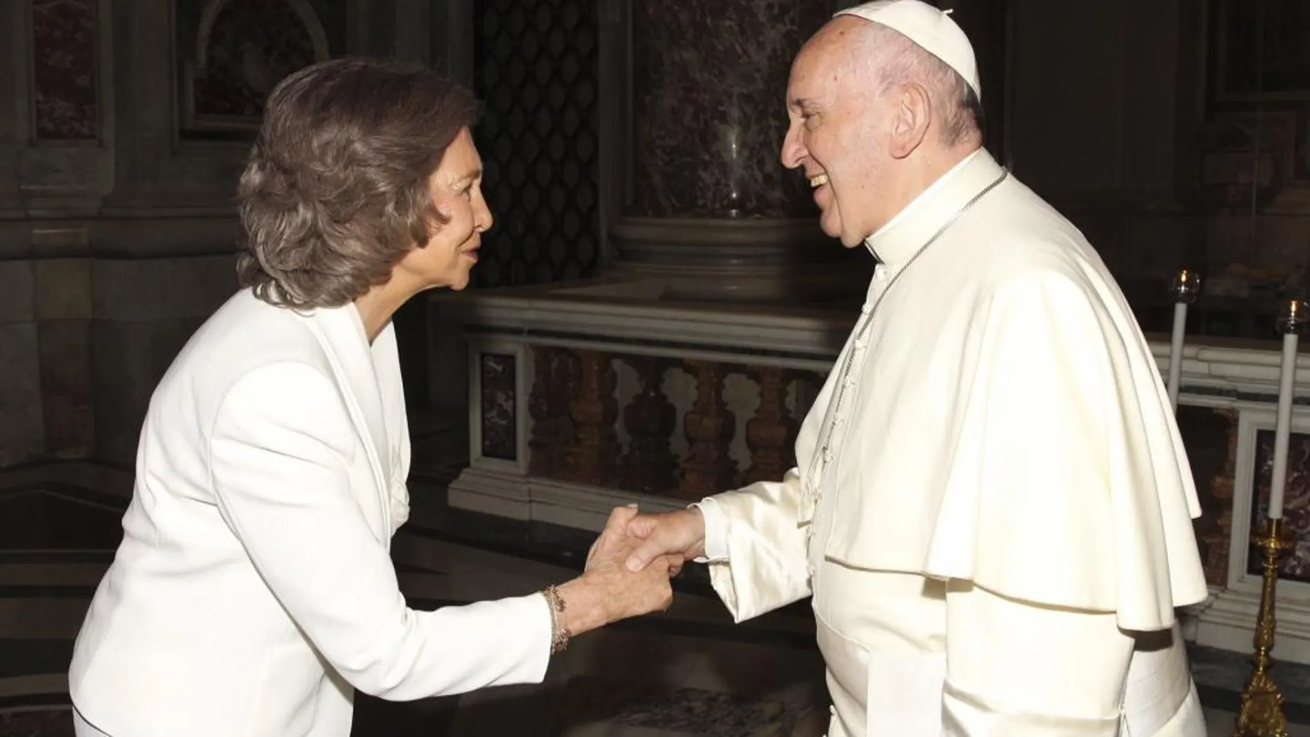 Doña Sofía saluda al Papa en la Capilla de la Piedad poco ante de que el pontífice oficiara la ceremonia de beatificación de la Madre Teresa de Calcuta.