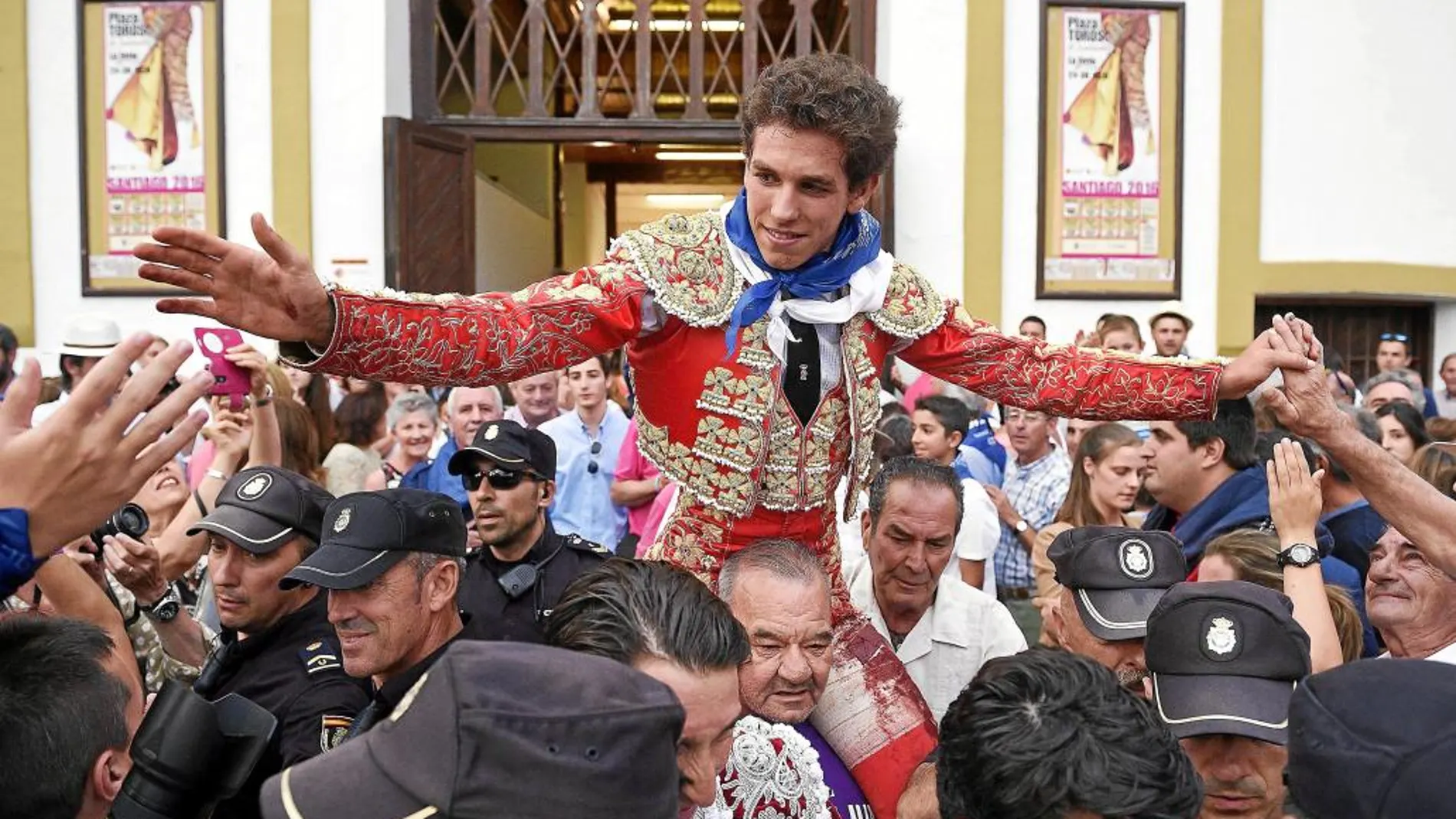Ginés Marín saliendo a hombros por la puerta grande de Santander, después de cosechar tres orejas