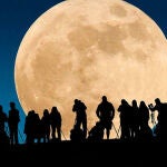 La Luna alcanza su perigeo o punto más cercano a la Tierra cada 27,55 días.