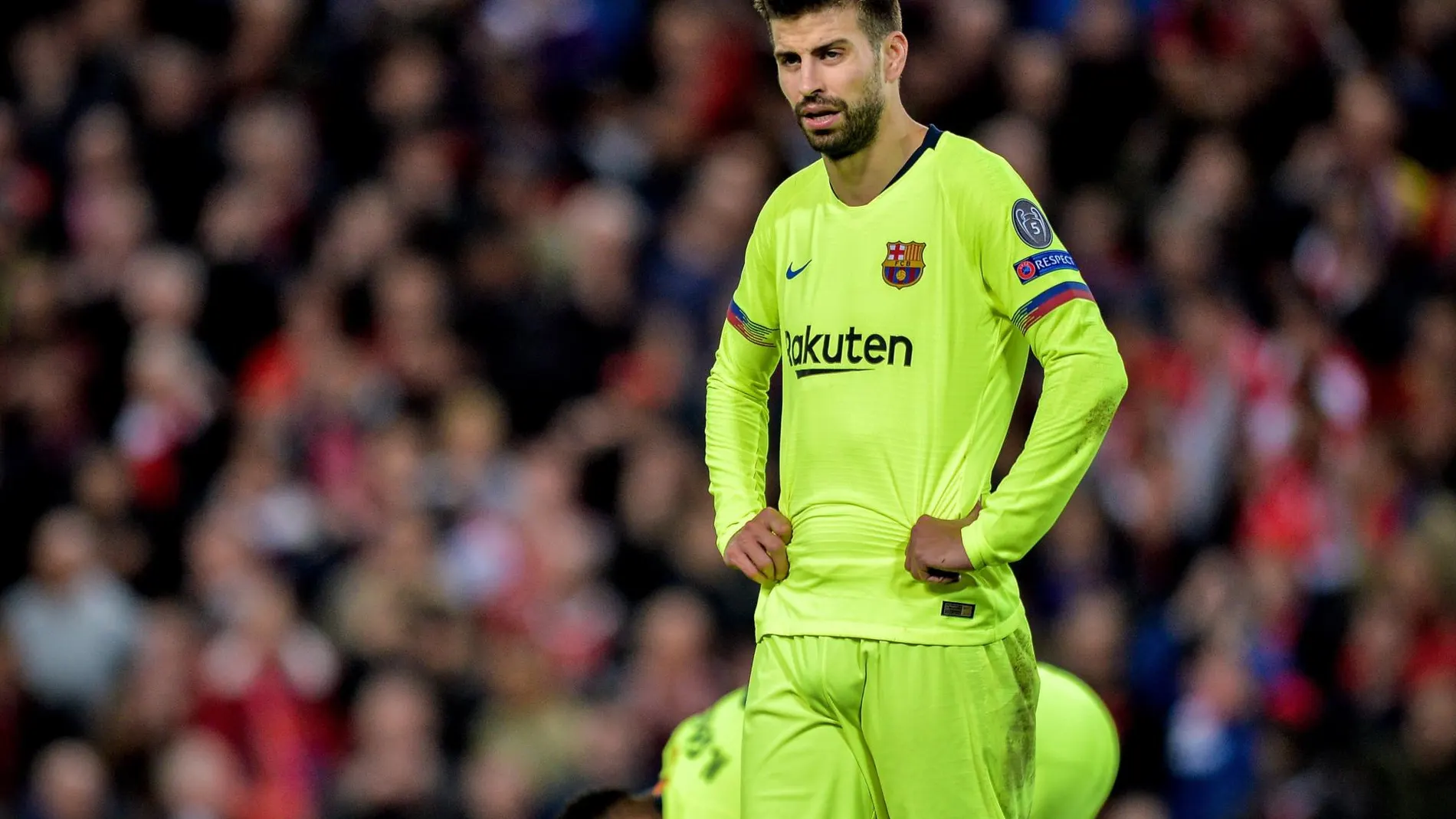 Piqué se lamenta en un momento del partido en Anfield