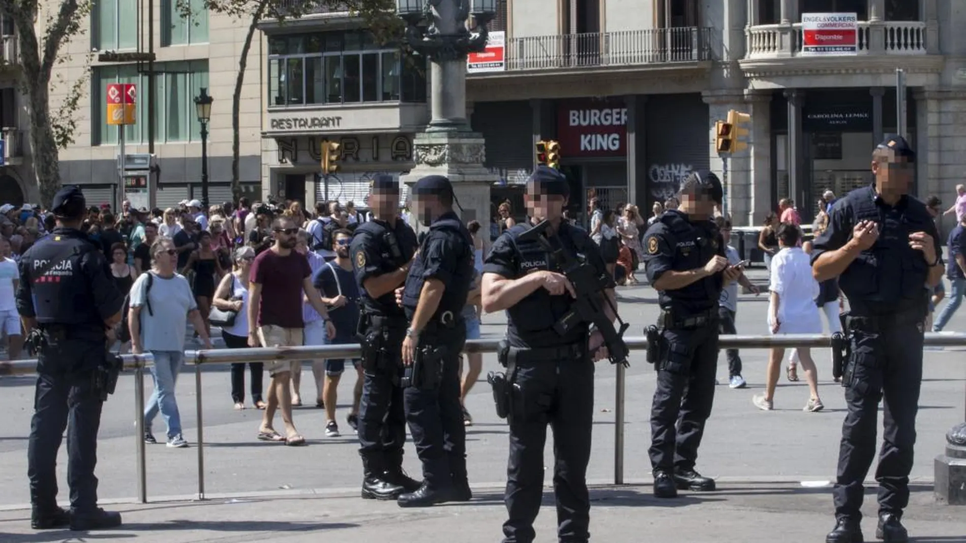 Aspecto de las Ramblas desde la plaza Cataluña con un fuerte dispositivo de seguridad.