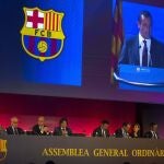El presidente del FC Barcelona Sandro Rosell (en pantalla) durante su intervención en la Asamblea del club celebrada en el Palau Blaugrana.