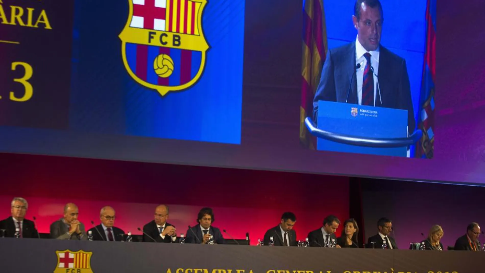 El presidente del FC Barcelona Sandro Rosell (en pantalla) durante su intervención en la Asamblea del club celebrada en el Palau Blaugrana.