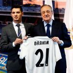 Brahim Diaz posa junto al presidente del Real Madrid, Florentino Pérez durante su presentación