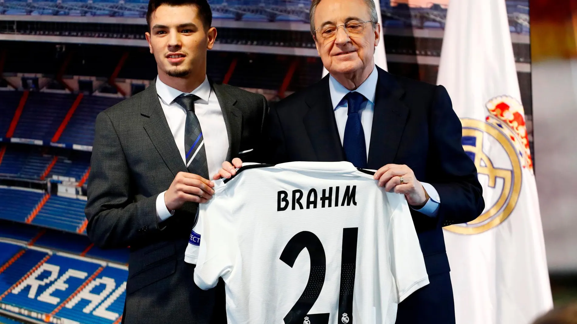 Brahim Diaz posa junto al presidente del Real Madrid, Florentino Pérez durante su presentación