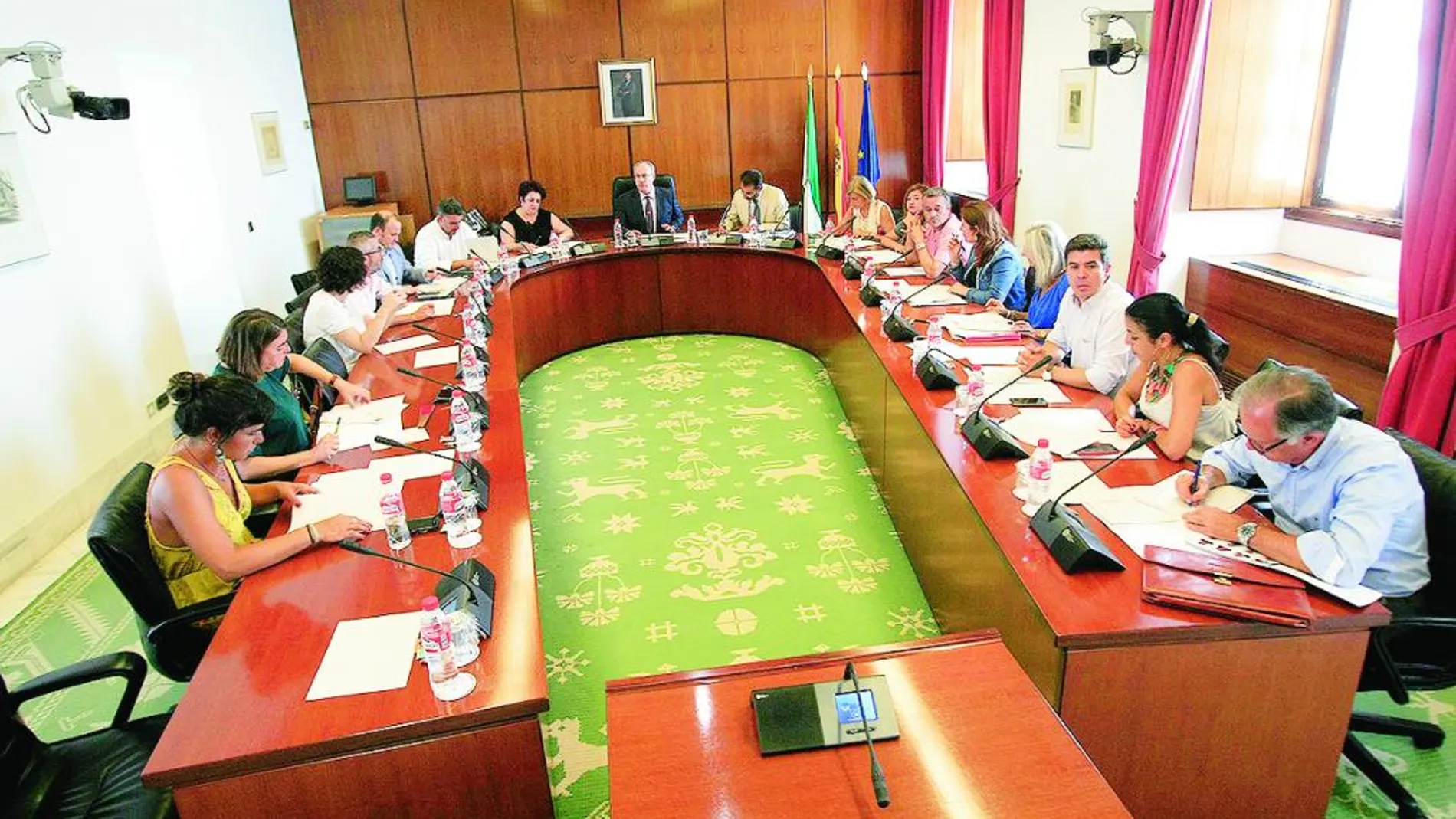 La Junta de Portavoces del Parlamento andaluz acordó ayer la agenda de la próxima sesión plenaria en la Cámara.