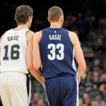 El español Marc Gasol (d), de los Grizzlies de Memphis, permanece junto a su hermano Pau Gasol (i) de San Antonio Spurs, durante su partido de baloncesto de la NBA disputado en 2017
