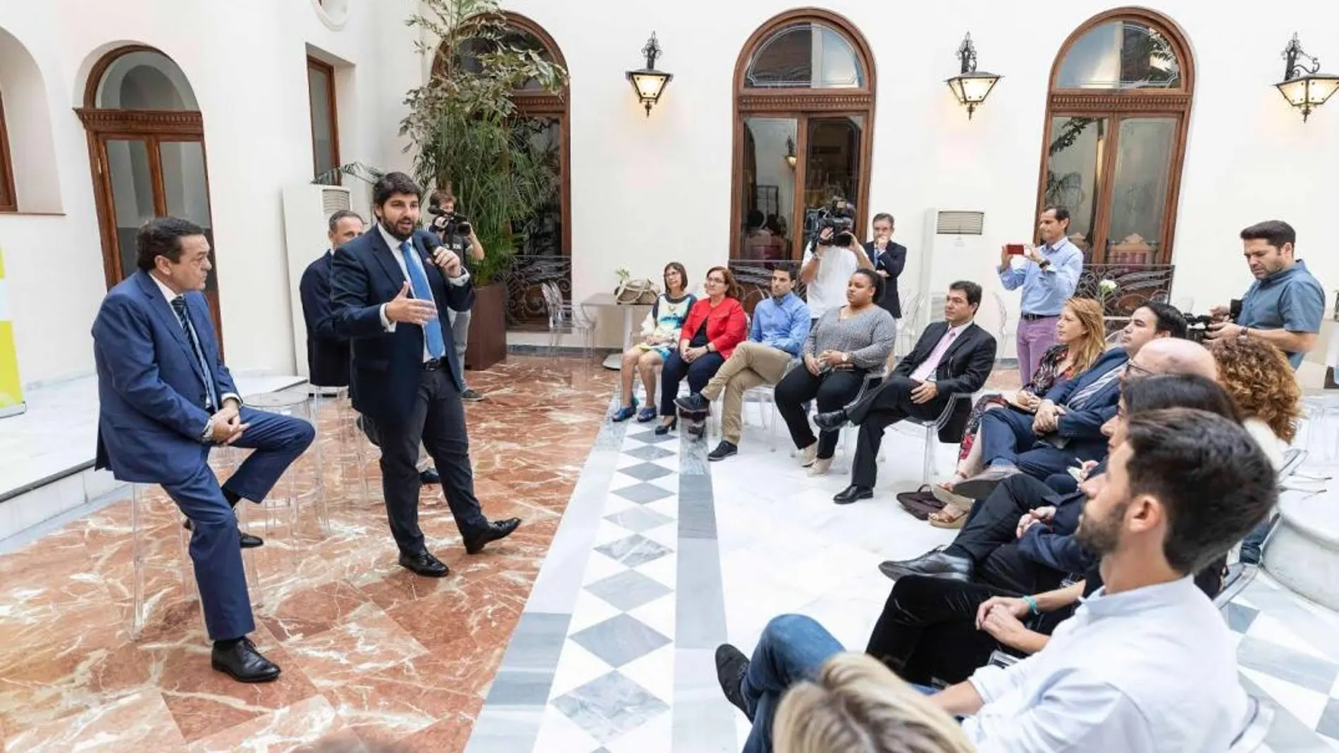 El jefe del Ejecutivo murciano, Fernando López Miras (centro), y el presidente de Croem, José María Albarracín (izda. ), ayer en un encuentro con empresarios tras la Junta directiva de la patronal