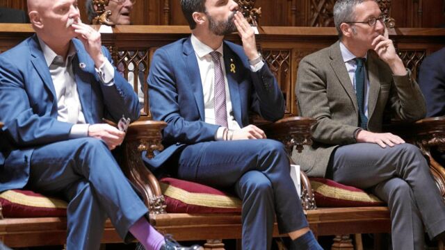 El presidente del parlament, Roger Torrent, en el centro junto a José María Lasalle a la derecha y el consejero delegado de GSMA