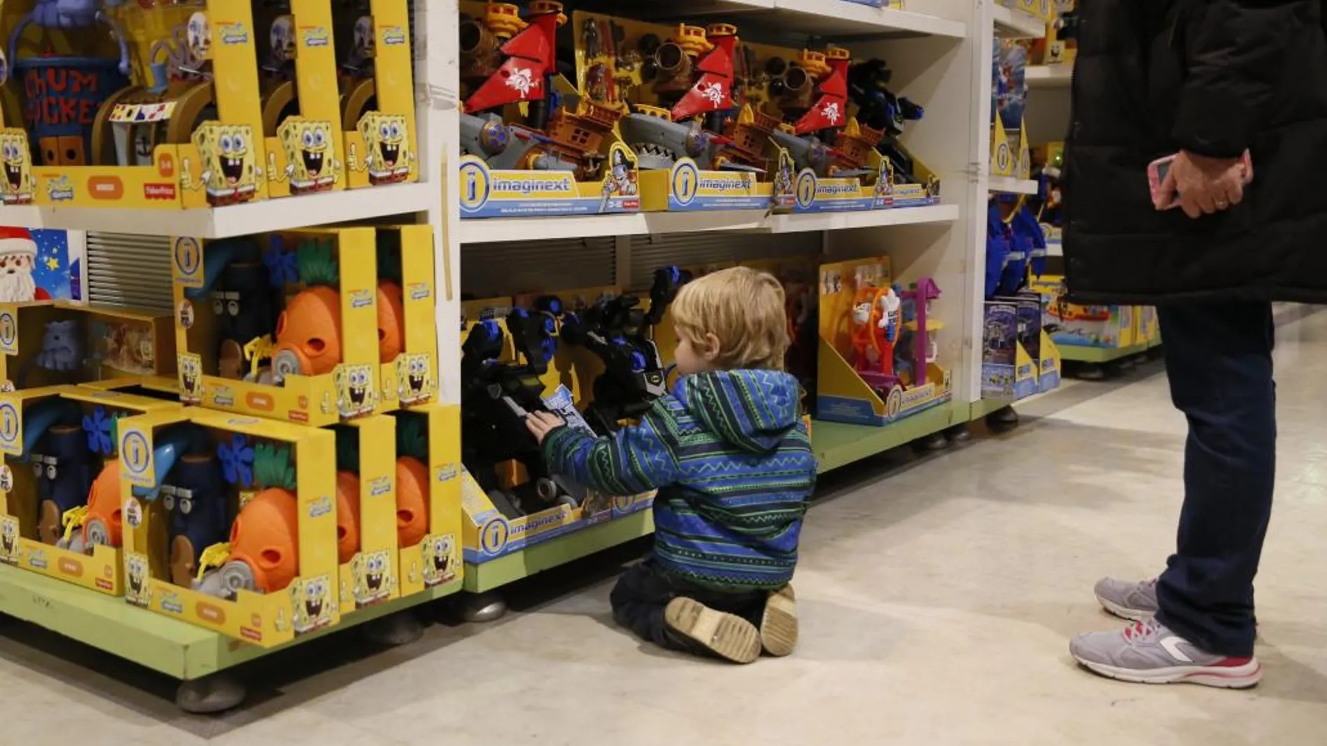 Un niño en una tienda de juguetes, en una imagen de archivo