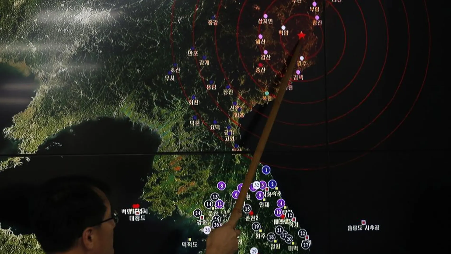 El director de la división de monitoreo de terromotos y volcanes de la Administración Meteorológica de Corea del Sur, Ryoo Yong-Gyu, muestra el movimiento sísmico de Corea del Norte