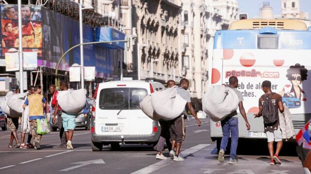 Cada vez más vendedores del «top-manta» campan a sus anchas por las calles de Centro y también en las zonas comerciales de Usera, Latina, Carabanchel, Vallecas y Arganzuela