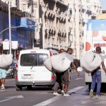 Cada vez más vendedores del «top-manta» campan a sus anchas por las calles de Centro y también en las zonas comerciales de Usera, Latina, Carabanchel, Vallecas y Arganzuela