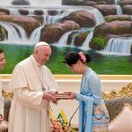 El Papa Francisco con la líder birmana y Premio Nobel de la Paz, Aung San Suu Kyi, en la residencia presidencial