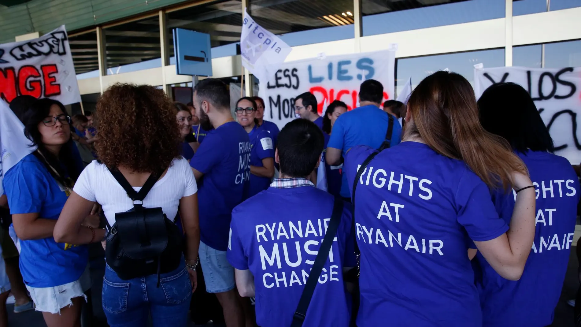 Protesta de tripulantes de cabina de Ryanair en Barajas.