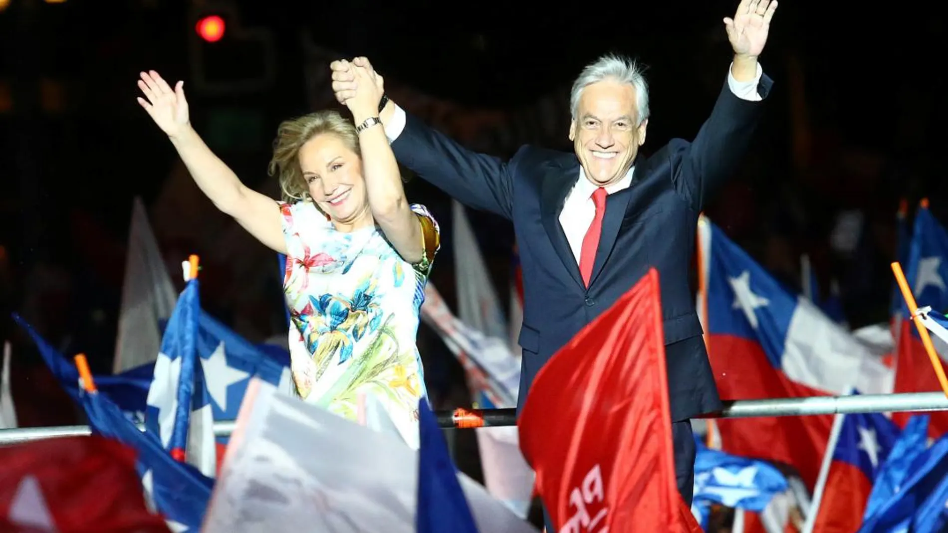 Sebastián Piñera celebra su victoria en las elecciones acompañado de su esposa Cecilia