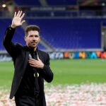 Simeone, después del partido, en el césped del estadio de Lyon / Reuters